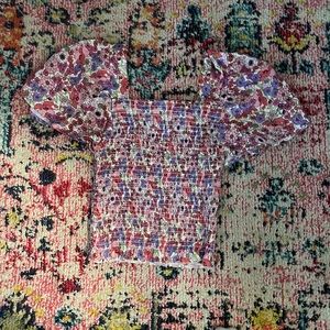 Flower printed top. Fitted on the torso loose on the arms